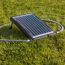Solarpaneel für den Pool auf Rasen
