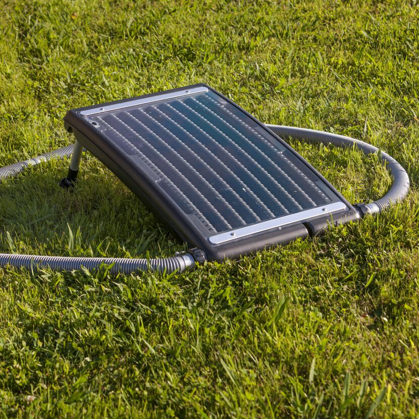 Solarpaneel für den Pool auf Rasen