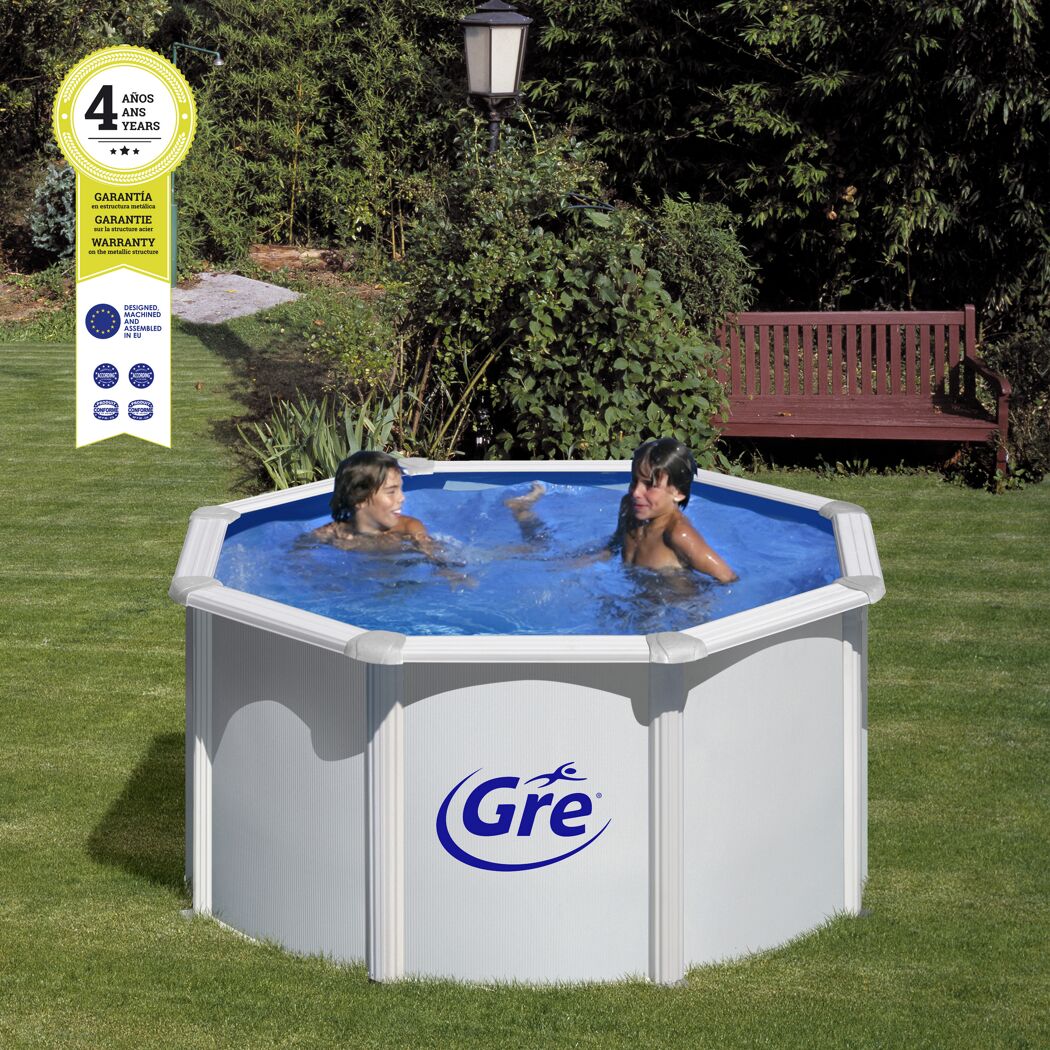 Zwei Kinder in einem achteckigen Aufstellpool von Gré