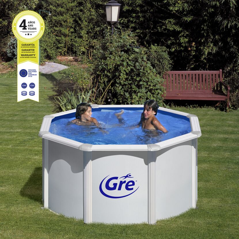 Zwei Kinder in einem achteckigen Aufstellpool von Gré
