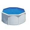Achteckiger, weißer Aufstellpool mit blauem Wasser.