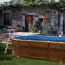 Ovaler Pool in Holzoptik mit Leiter im Garten