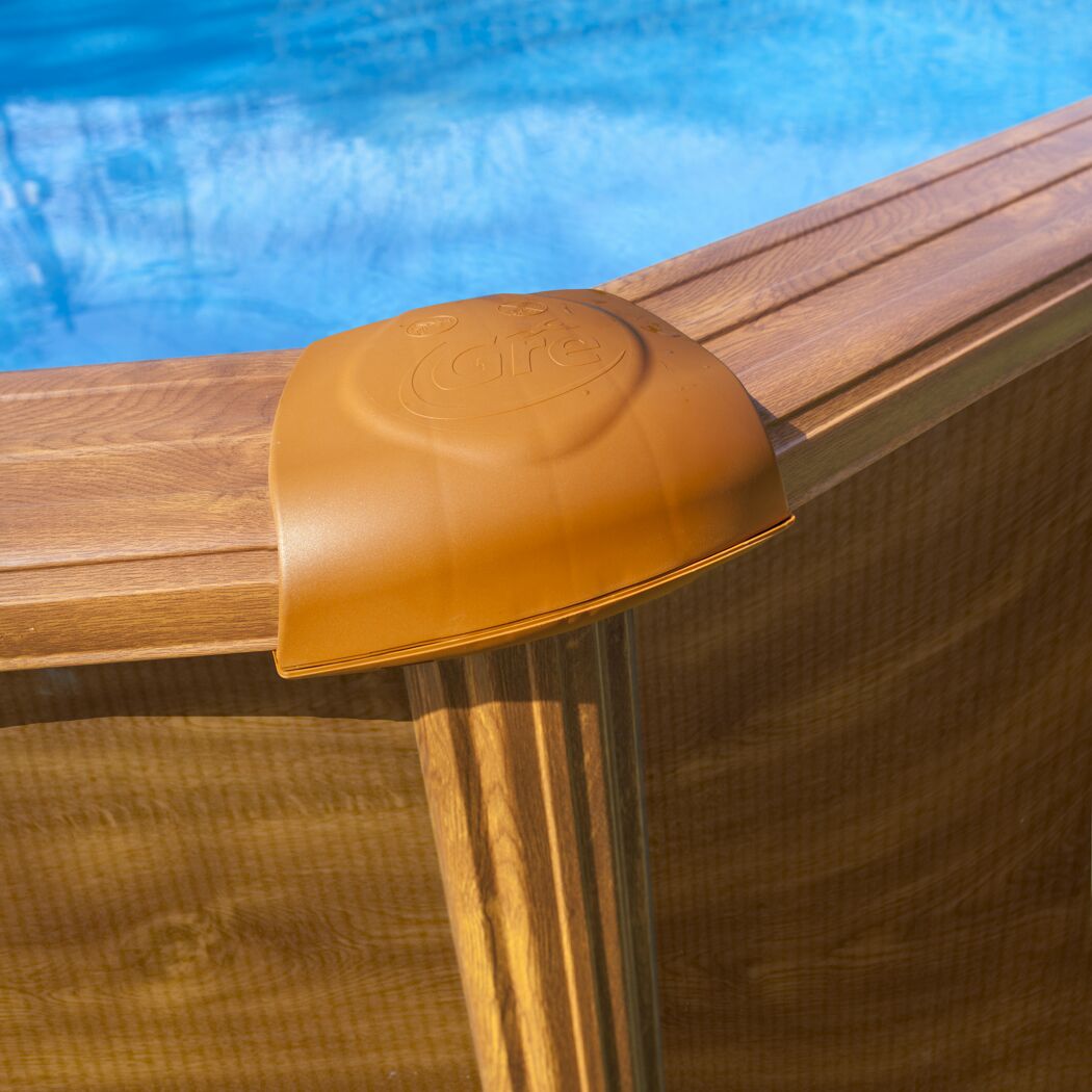 Detailansicht der Poolkante aus Holzoptik