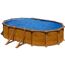 Ovaler Aufstellpool in Holzoptik mit blauem Wasser.