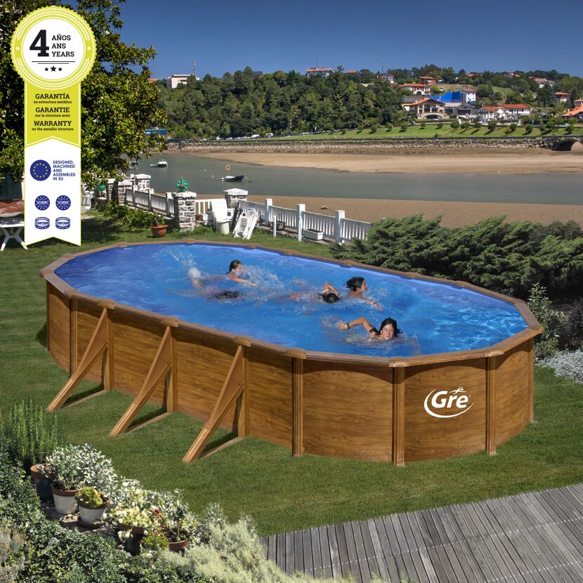 Pool in Holzoptik mit badenden Personen