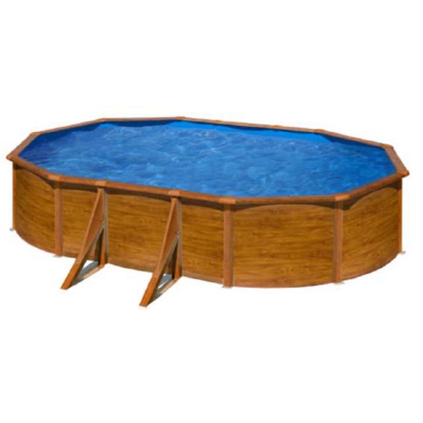 Ovaler Aufstellpool in Holzoptik mit blauem Wasser gefüllt.