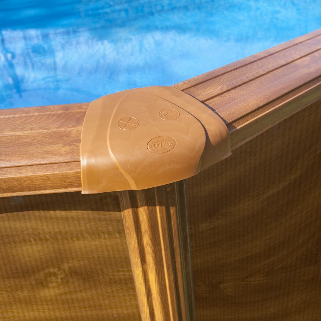Ecke eines Aufstellpools aus Holz