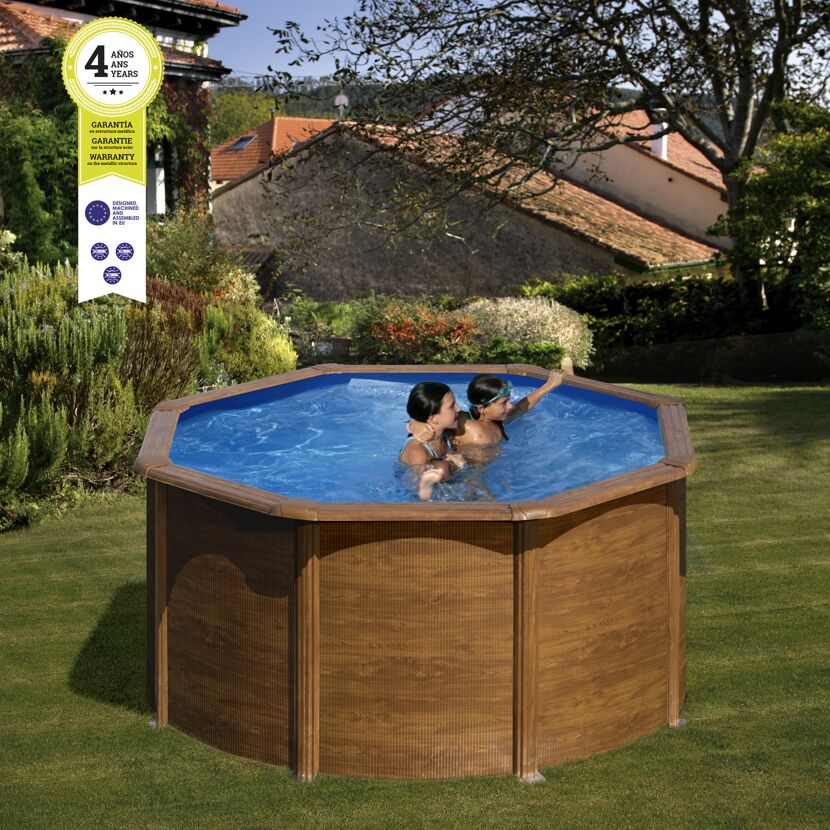 Zwei Kinder in einem Aufstellpool mit Holzoptik
