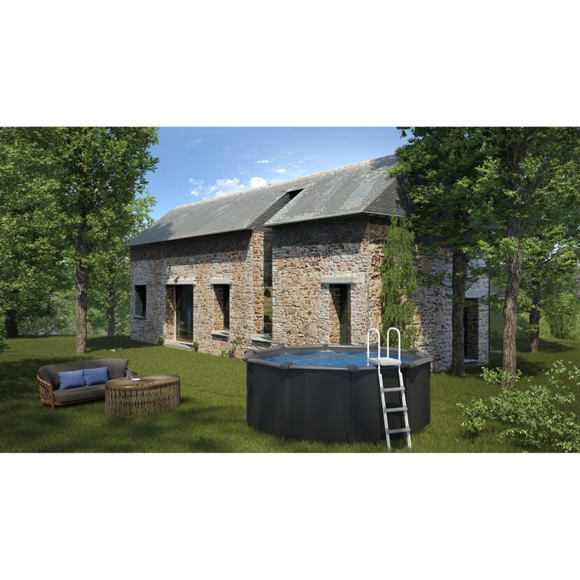 Aufstellpool im Garten eines Steinhauses
