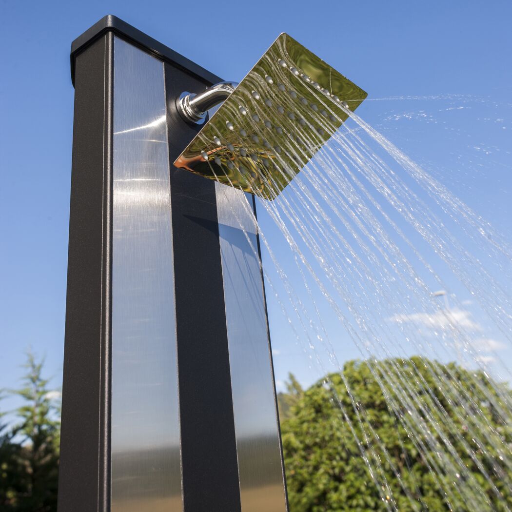 Freistehende Außendusche aus Edelstahl mit laufendem Wasser.