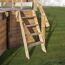Holztreppe zu einem erhöhten Holzdeck.
