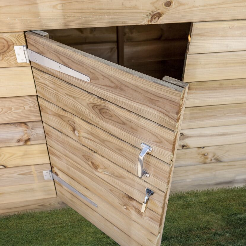 Offene Holztür mit Vorhängeschloss