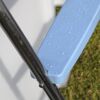 Blaue Poolleiterstufe aus Kunststoff mit Wassertropfen