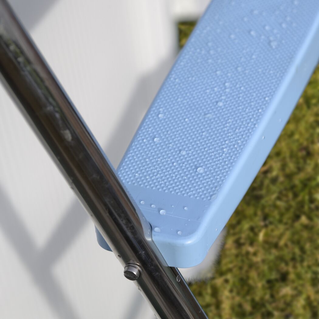 Blaue Poolleiterstufe aus Kunststoff mit Wassertropfen