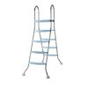 Poolleiter mit sechs blauen Stufen