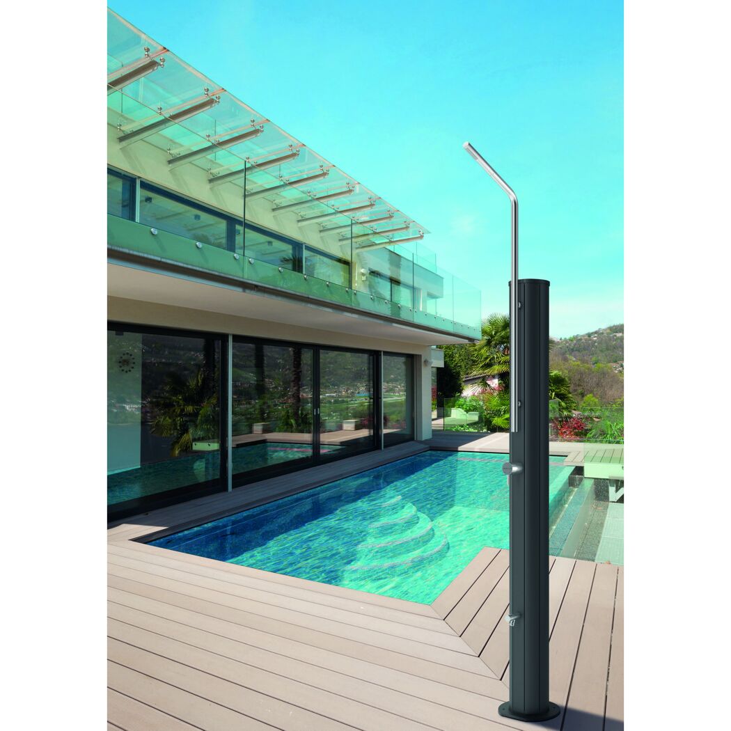 Solardusche neben einem Pool