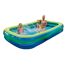 Zwei Kinder und eine Erwachsene im Jumbo-Pool