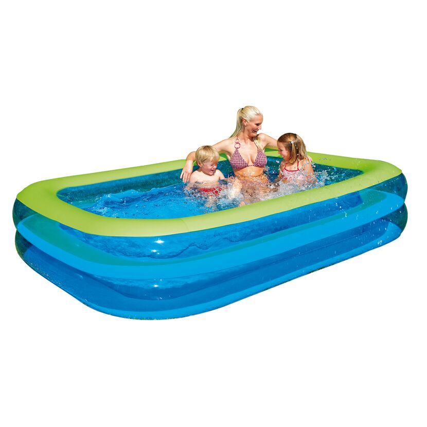 Eine Person und zwei Kinder planschen in einem blauen, aufblasbaren Pool.