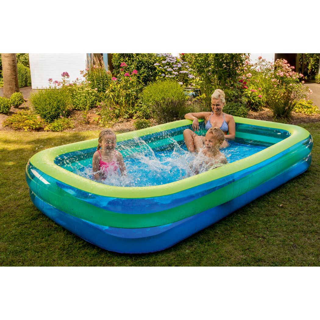 Zwei Kinder und eine Erwachsene plantschen in einem blauen und grünen Pool.