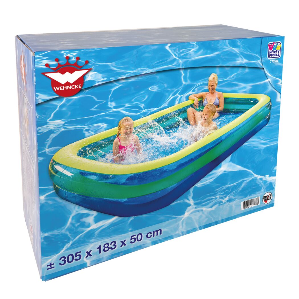 Mutter und Kinder planschen in einem aufblasbaren Pool