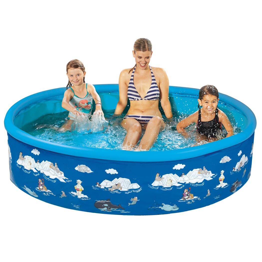 Drei Personen planschen im aufblasbaren Pool