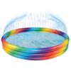 Regenbogenfarbener Pool mit Sprinkler