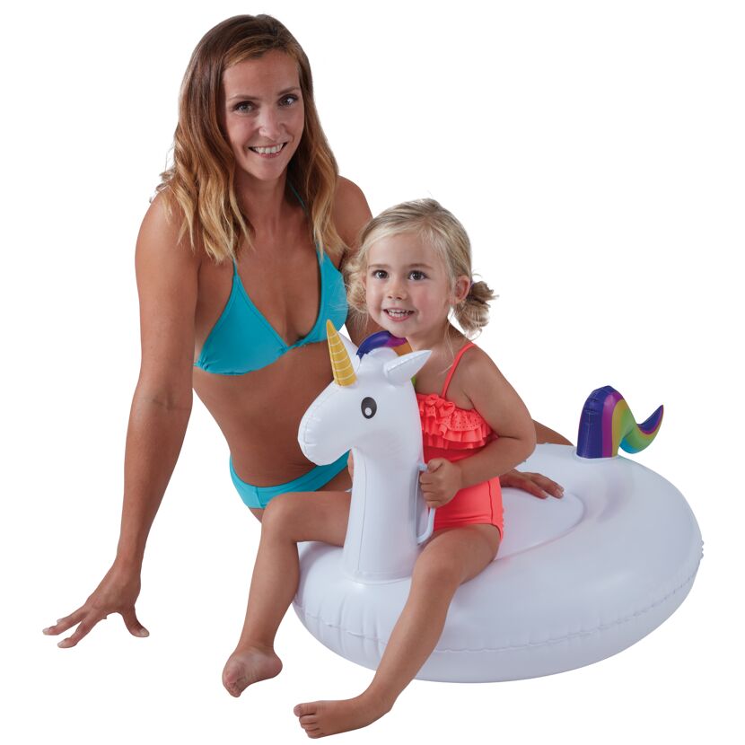 Kind sitzt auf einem aufblasbaren Einhorn-Schwimmring