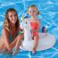 Kind sitzt auf Einhorn Schwimmring im Pool