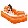 Person entspannt im orangen Relax-Pool