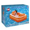 Person entspannt im aufblasbaren Pool.