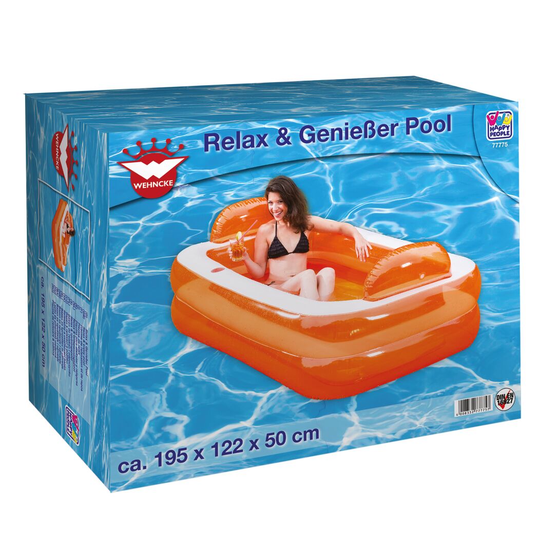 Person entspannt im aufblasbaren Pool.
