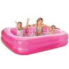 Zwei Kinder und eine erwachsene Person planschen in einem pinken Pool