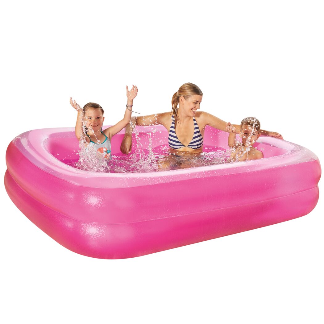 Zwei Kinder und eine erwachsene Person planschen in einem pinken Pool
