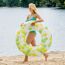 Person mit Schwimmring am See