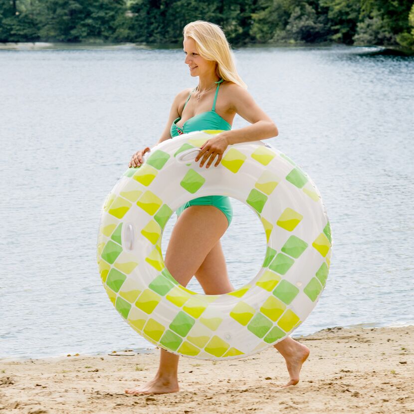 Person mit Schwimmring am See