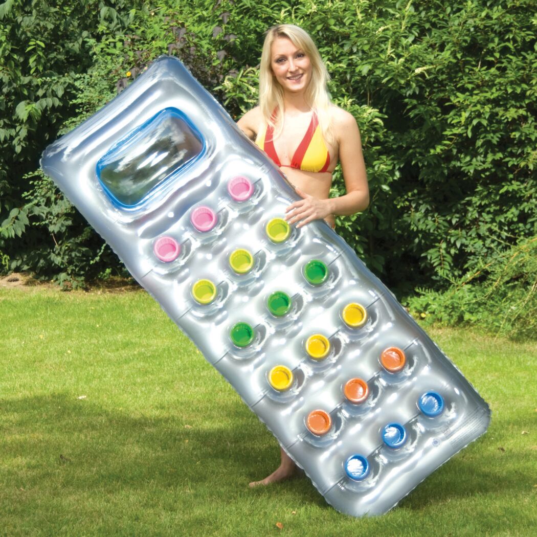 Person mit aufblasbarer Luftmatratze in Handy-Form