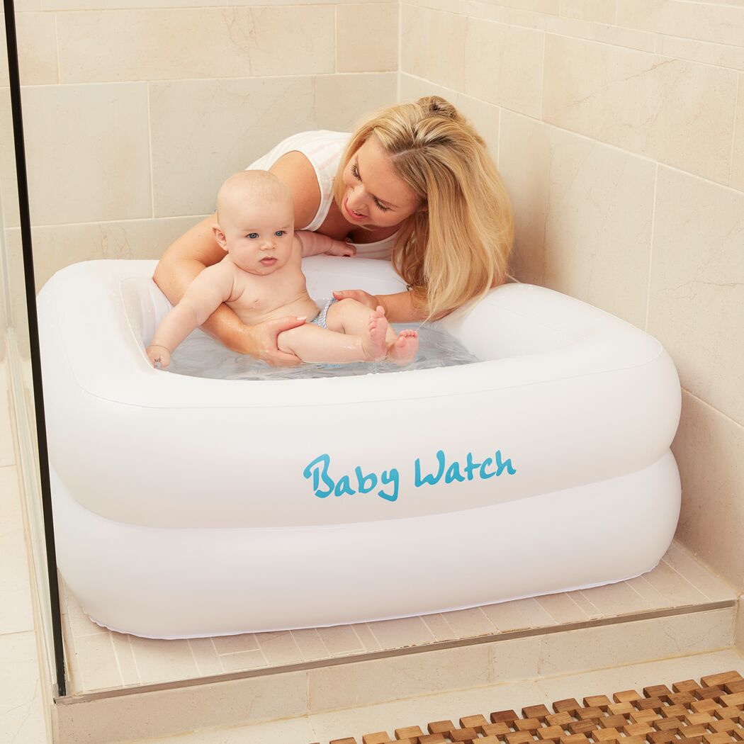 Baby in aufblasbarer Babybadewanne Babywatch