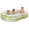 Zwei Kinder und eine Erwachsene in einem aufblasbaren Pool