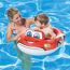 Kind im aufblasbaren Feuerwehrauto im Pool