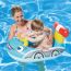 Kleinkind und Erwachsene im Pool mit Schwimmhilfe