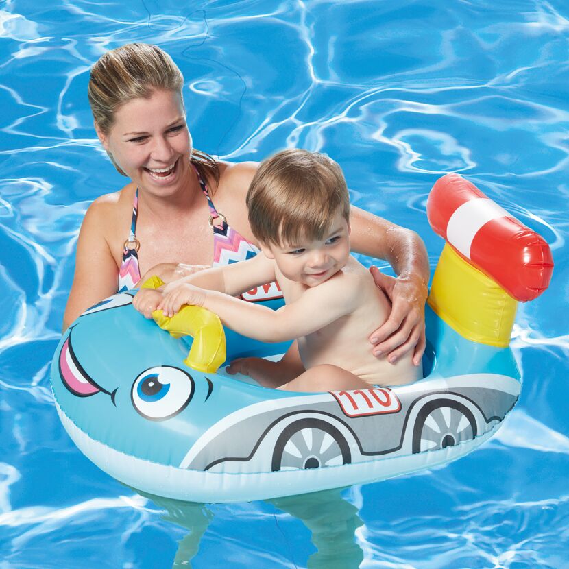 Kleinkind und Erwachsene im Pool mit Schwimmhilfe