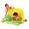 Baby sitzt in einem aufblasbaren Babypool in Schildkrötenform.