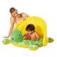 Baby sitzt in einem aufblasbaren Babypool in Schildkrötenform.