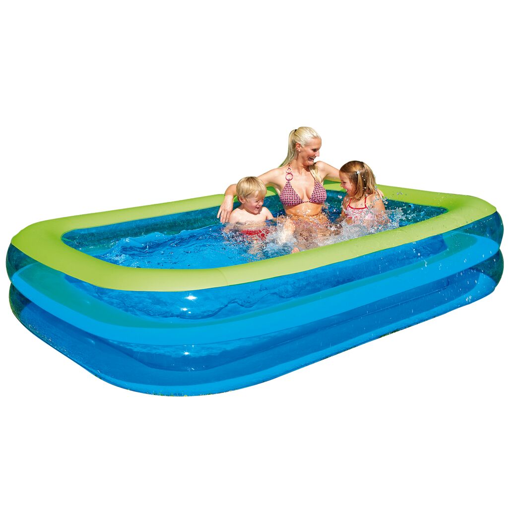 Eine Person und zwei Kinder planschen in einem blauen, rechteckigen Familienpool.