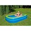 Person mit zwei Kindern im aufblasbaren Pool