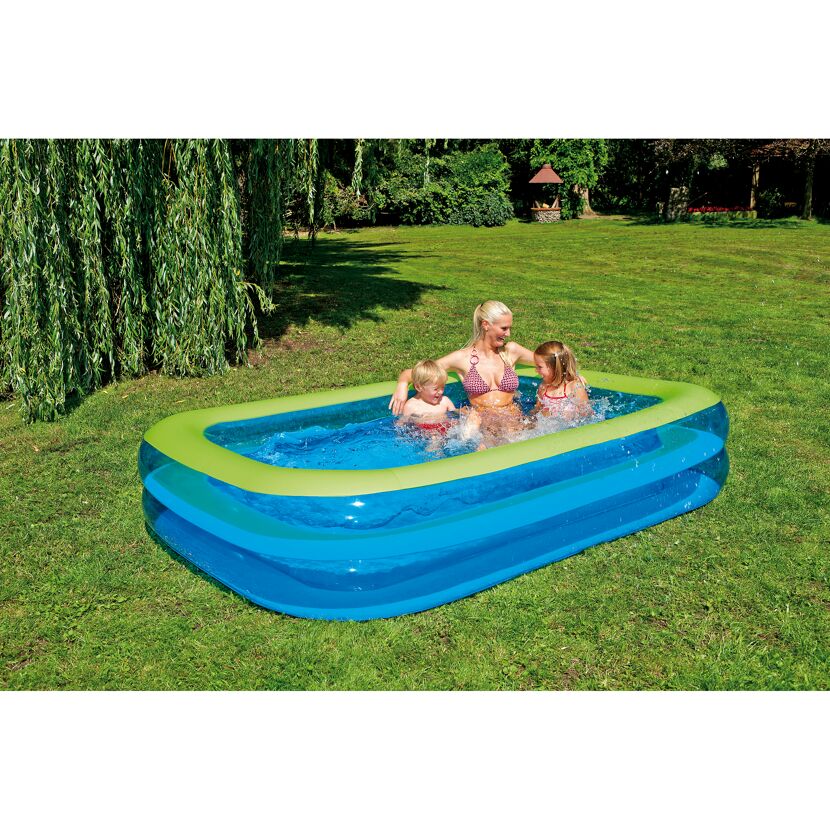 Person mit zwei Kindern im aufblasbaren Pool
