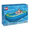 Familie im aufblasbaren Pool