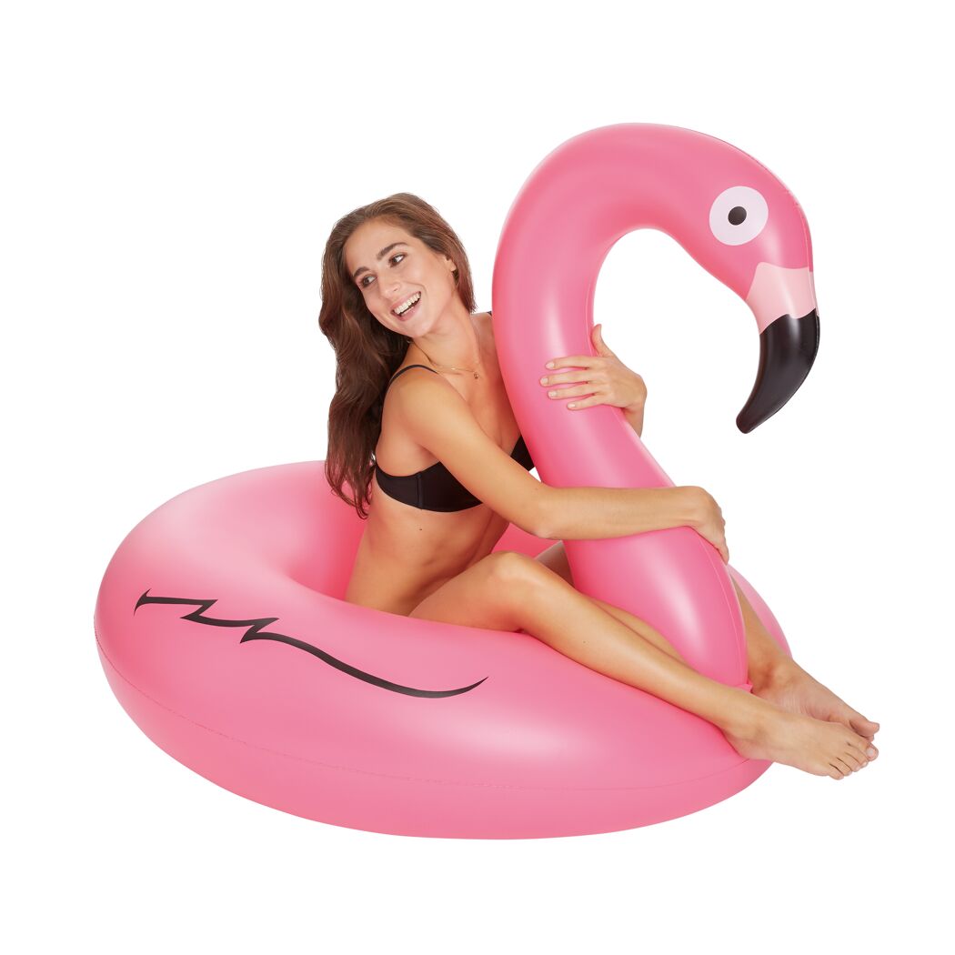 Person im Bikini sitzt auf einem Flamingo-Schwimmring.