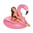 Person im Bikini sitzt auf einem Flamingo-Schwimmring.