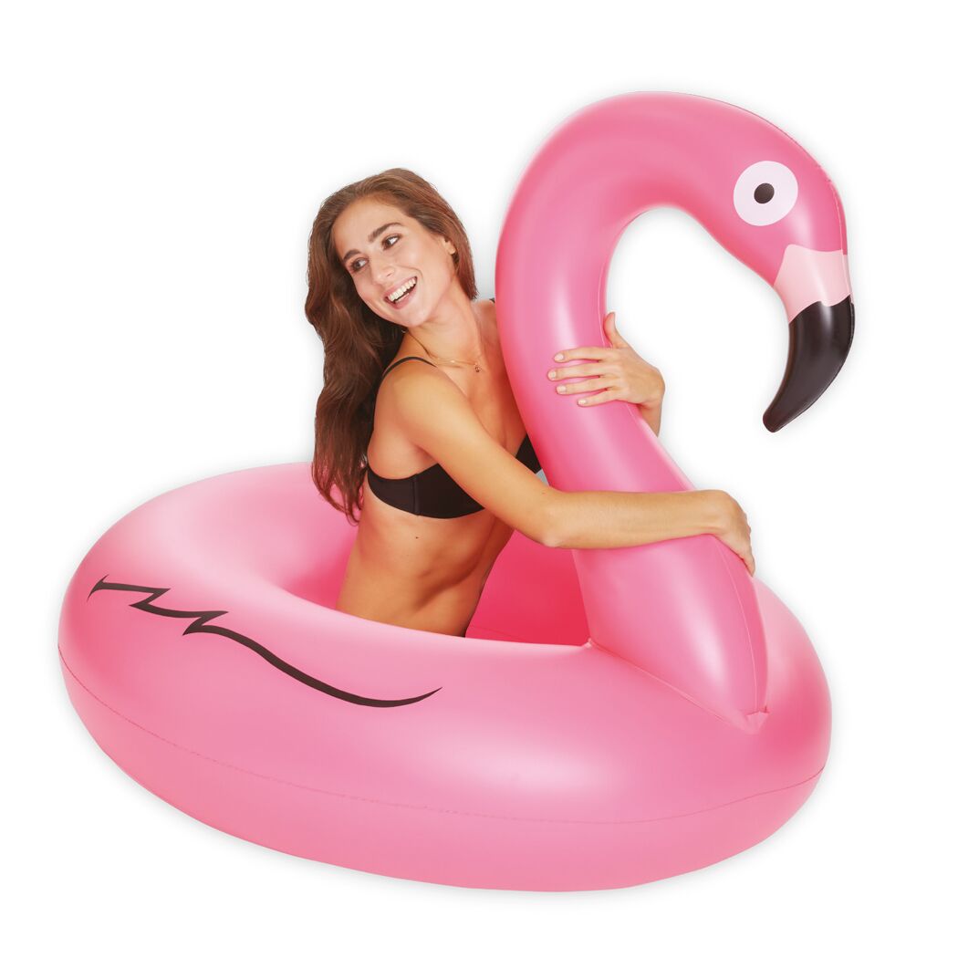 Person im Flamingo Schwimmring